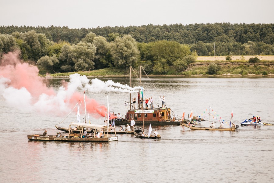 W poniedziałek flisacy dopłynęli do przystani promowej w Nieszawie, fot. Andrzej Goinski