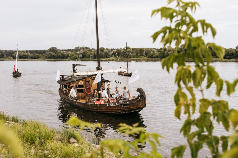 W poniedziałek flisacy dopłynęli do przystani promowej w Nieszawie, fot. Andrzej Goinski