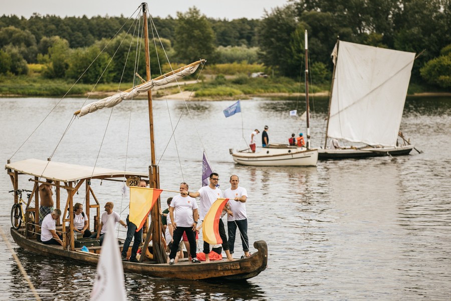 W poniedziałek flisacy dopłynęli do przystani promowej w Nieszawie, fot. Andrzej Goinski