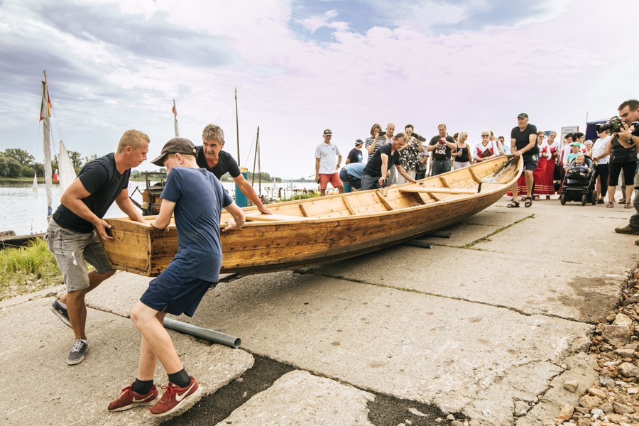 W poniedziałek flisacy dopłynęli do przystani promowej w Nieszawie, fot. Andrzej Goinski