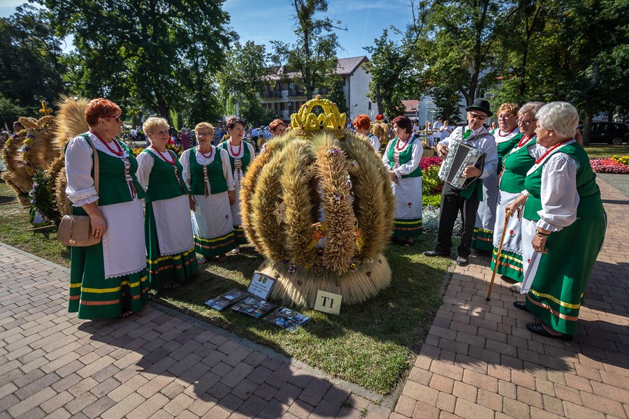 Konkurs wieńców dożynkowych w Ciechocinku, fot. Szymon Zdzieblo/tarantoga.pl dla UMWKP