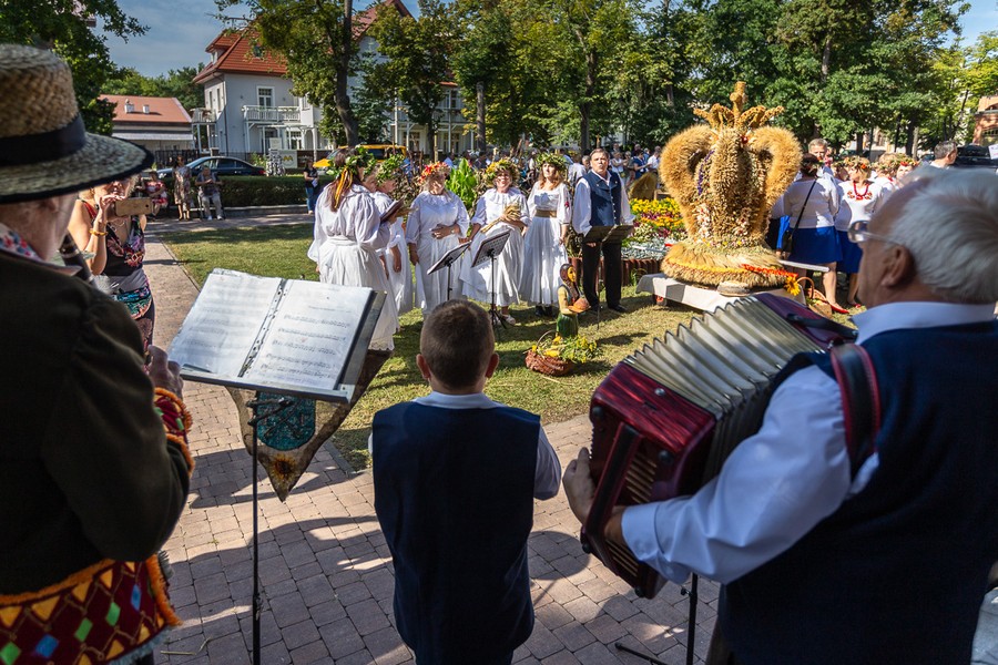 Konkurs wieńców dożynkowych w Ciechocinku, fot. Szymon Zdzieblo/tarantoga.pl dla UMWKP