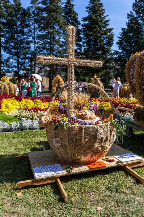 Konkurs wieńców dożynkowych w Ciechocinku, fot. Szymon Zdzieblo/tarantoga.pl dla UMWKP