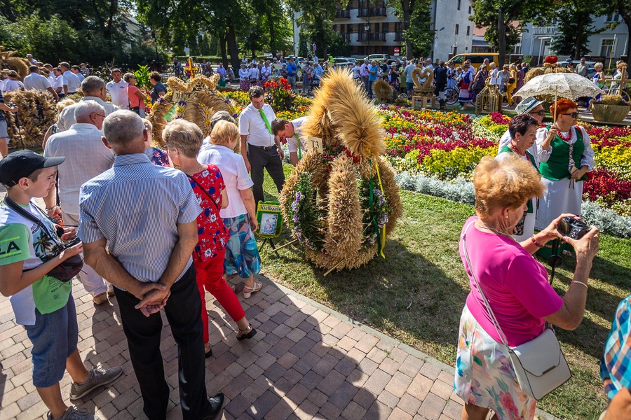 Konkurs wieńców dożynkowych w Ciechocinku, fot. Szymon Zdzieblo/tarantoga.pl dla UMWKP