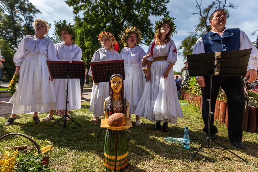 Konkurs wieńców dożynkowych w Ciechocinku, fot. Szymon Zdzieblo/tarantoga.pl dla UMWKP