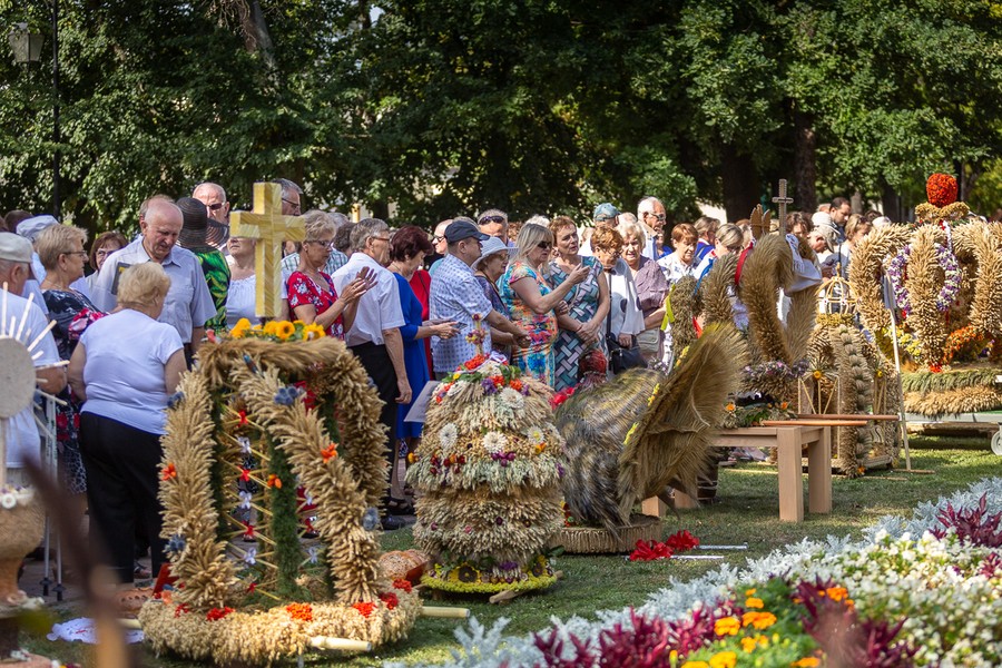 Konkurs wieńców dożynkowych w Ciechocinku, fot. Szymon Zdzieblo/tarantoga.pl dla UMWKP