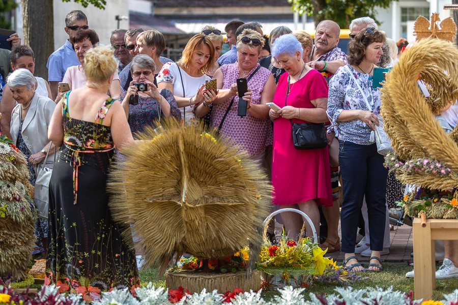 Konkurs wieńców dożynkowych w Ciechocinku, fot. Szymon Zdzieblo/tarantoga.pl dla UMWKP