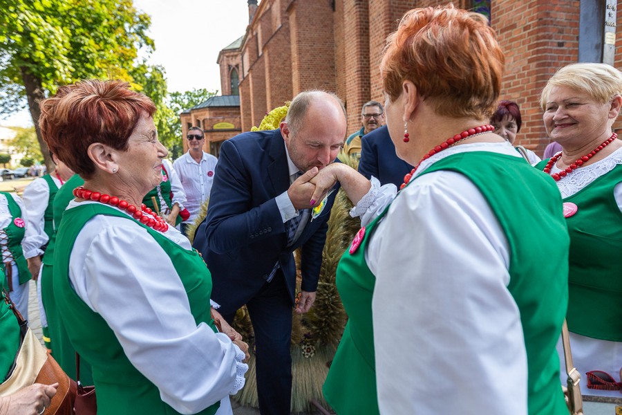 Konkurs wieńców dożynkowych w Ciechocinku, fot. Szymon Zdzieblo/tarantoga.pl dla UMWKP