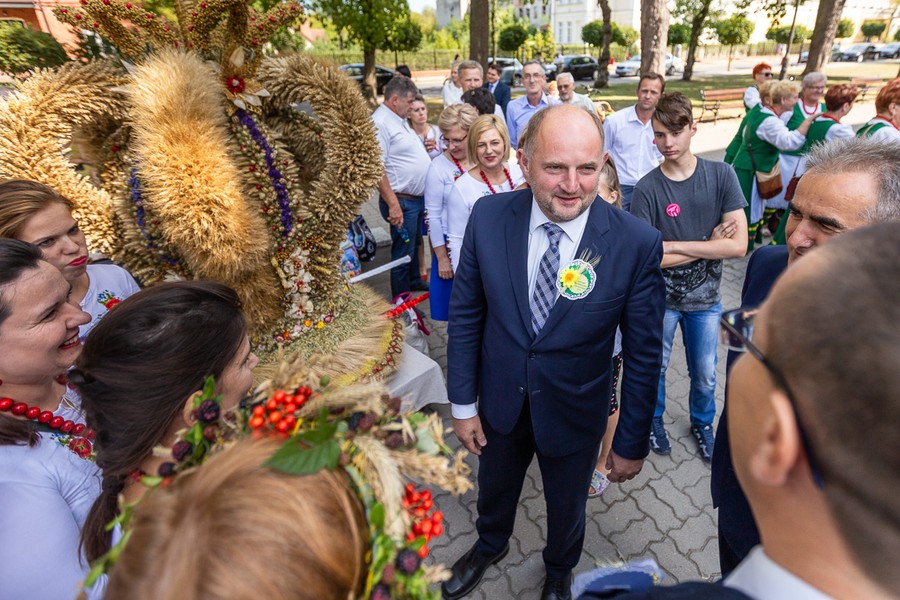 Konkurs wieńców dożynkowych w Ciechocinku, fot. Szymon Zdzieblo/tarantoga.pl dla UMWKP