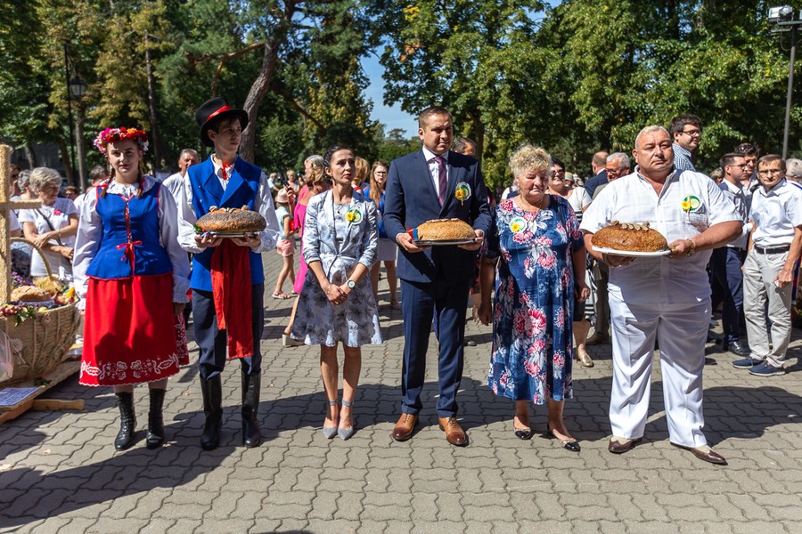 Konkurs wieńców dożynkowych w Ciechocinku, fot. Szymon Zdzieblo/tarantoga.pl dla UMWKP