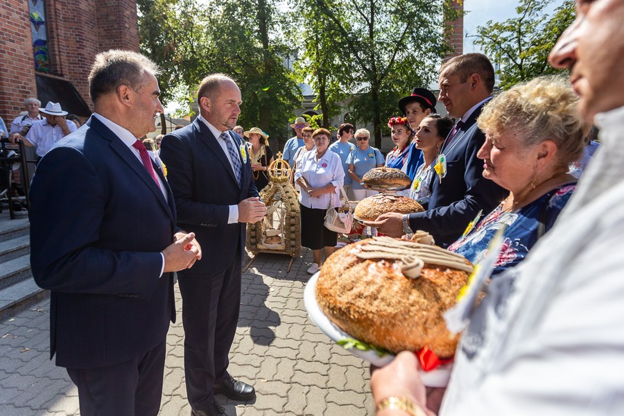 Konkurs wieńców dożynkowych w Ciechocinku, fot. Szymon Zdzieblo/tarantoga.pl dla UMWKP