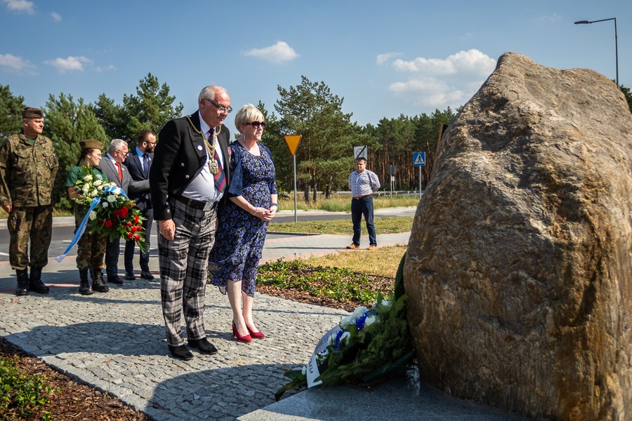 Złożenie przez delegację szkockiego regionu Fife kwiatów pod obeliskiem upamiętniającym ofiary obozów jenieckich na toruńskich Glinkach, fot. Szymon Zdziebło/tarantoga.pl
