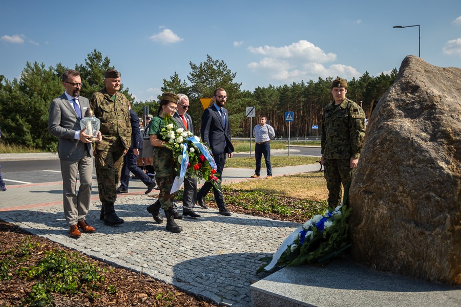 Złożenie przez delegację szkockiego regionu Fife kwiatów pod obeliskiem upamiętniającym ofiary obozów jenieckich na toruńskich Glinkach, fot. Szymon Zdziebło/tarantoga.pl