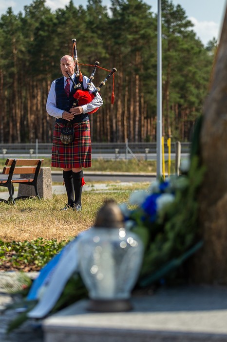 Złożenie przez delegację szkockiego regionu Fife kwiatów pod obeliskiem upamiętniającym ofiary obozów jenieckich na toruńskich Glinkach, fot. Szymon Zdziebło/tarantoga.pl