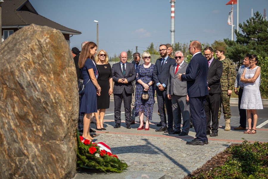 Złożenie przez delegację szkockiego regionu Fife kwiatów pod obeliskiem upamiętniającym ofiary obozów jenieckich na toruńskich Glinkach, fot. Szymon Zdziebło/tarantoga.pl