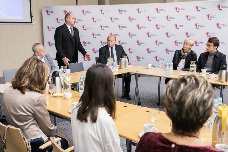 Wizyta najlepszych maturzystów w marszałka Piotra Całbeckiego, fot. Andrzej Goiński