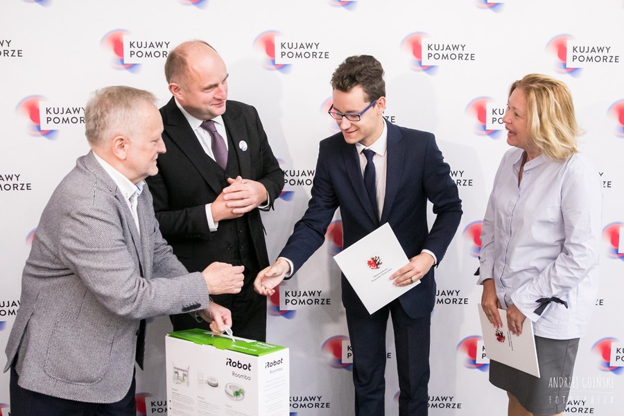 Wizyta najlepszych maturzystów w marszałka Piotra Całbeckiego, fot. Andrzej Goiński