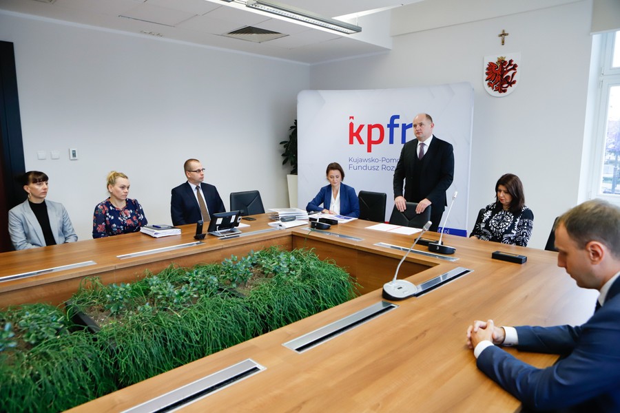 Podpisanie umowy pomiędzy Kujawsko-Pomorskim Funduszem Rozwoju i pośrednikami pożyczek, fot. Mikołaj Kuras