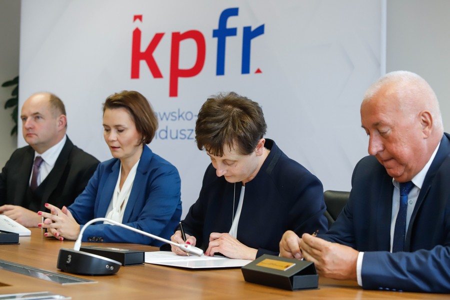 Podpisanie umowy pomiędzy Kujawsko-Pomorskim Funduszem Rozwoju i pośrednikami pożyczek, fot. Mikołaj Kuras