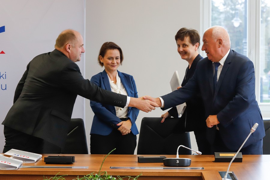 Podpisanie umowy pomiędzy Kujawsko-Pomorskim Funduszem Rozwoju i pośrednikami pożyczek, fot. Mikołaj Kuras