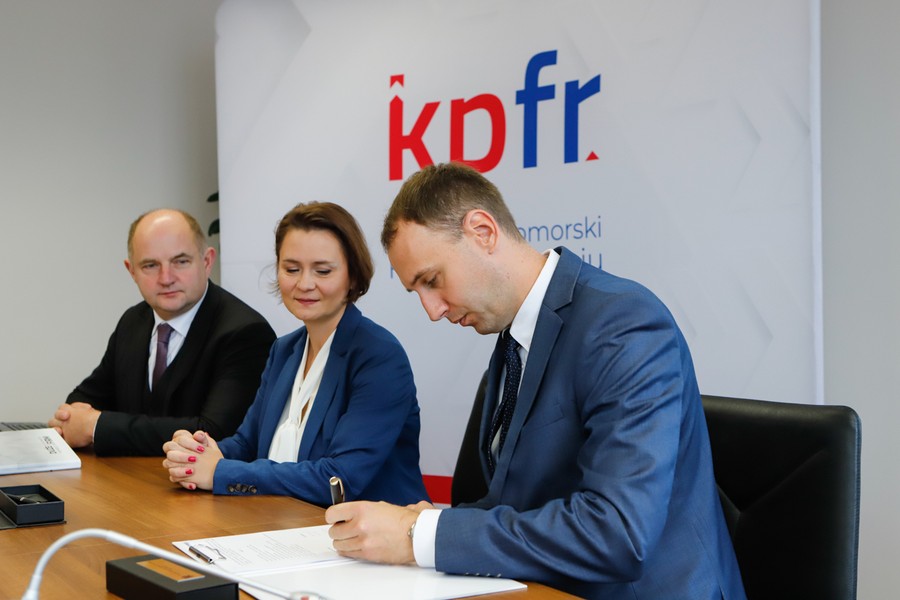 Podpisanie umowy pomiędzy Kujawsko-Pomorskim Funduszem Rozwoju i pośrednikami pożyczek, fot. Mikołaj Kuras