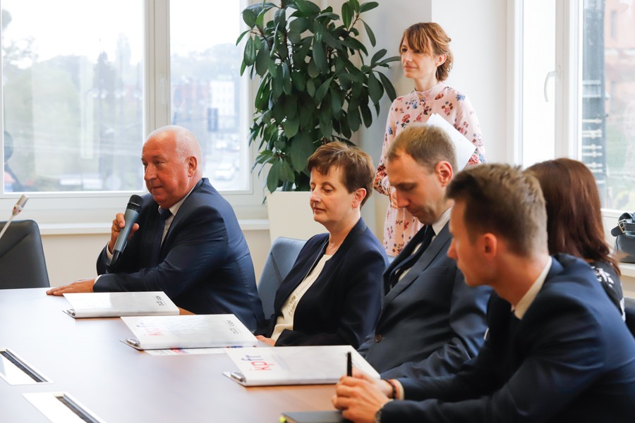 Podpisanie umowy pomiędzy Kujawsko-Pomorskim Funduszem Rozwoju i pośrednikami pożyczek, fot. Mikołaj Kuras