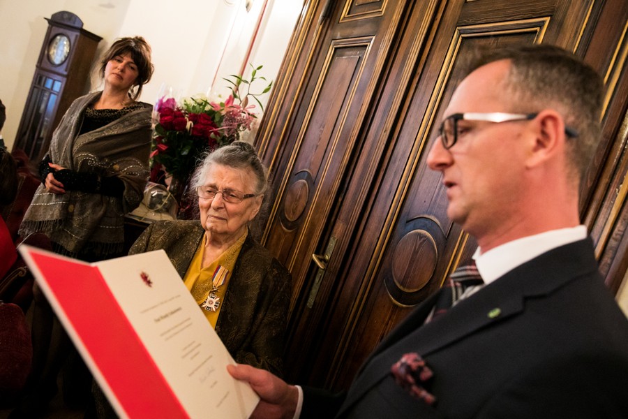 Wanda Łukasiewicz odebrała medal Unitas Durat z rąk wicemarszałka Dariusza Kurzawy, fot. Andrzej Goiński