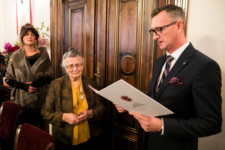 Wanda Łukasiewicz odebrała medal Unitas Durat z rąk wicemarszałka Dariusza Kurzawy, fot. Andrzej Goiński