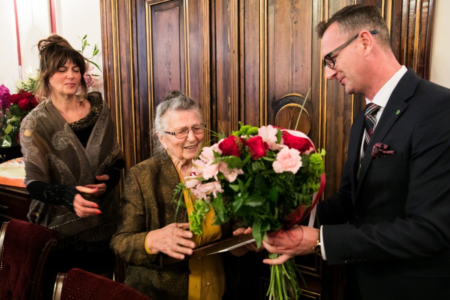Wanda Łukasiewicz odebrała medal Unitas Durat z rąk wicemarszałka Dariusza Kurzawy, fot. Andrzej Goiński