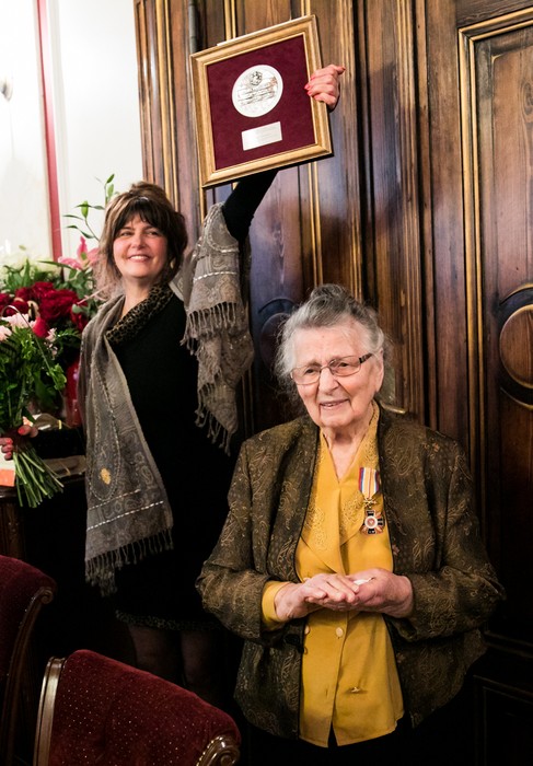 Wanda Łukasiewicz odebrała medal Unitas Durat z rąk wicemarszałka Dariusza Kurzawy, fot. Andrzej Goiński