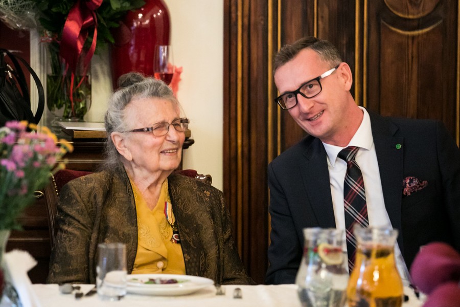 Wanda Łukasiewicz odebrała medal Unitas Durat z rąk wicemarszałka Dariusza Kurzawy, fot. Andrzej Goiński