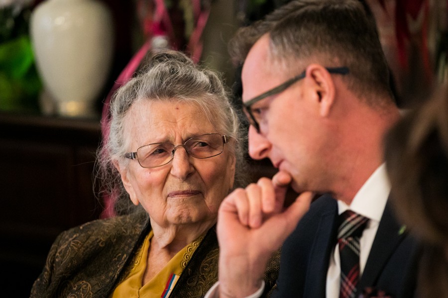 Wanda Łukasiewicz odebrała medal Unitas Durat z rąk wicemarszałka Dariusza Kurzawy, fot. Andrzej Goiński