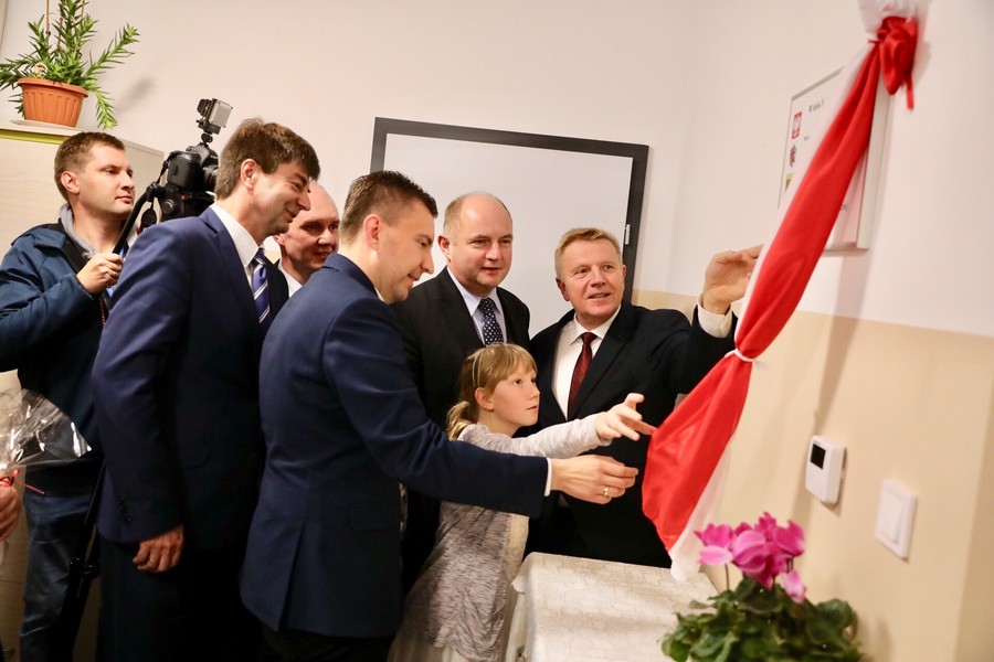 Marszalek Piotr Całbecki uczestniczył w uroczystym otwarciu domu dla dzieci w Żalnie (powiat tucholski), fot. Andrzej Goiński