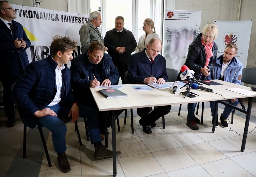 Ceremonia przekazania obiektu wykonawcy robót remontowo-budowlanych, fot. Andrzej Goiński/UMWKP