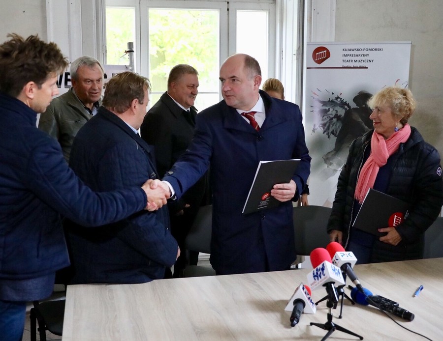 Ceremonia przekazania obiektu wykonawcy robót remontowo-budowlanych, fot. Andrzej Goiński/UMWKP