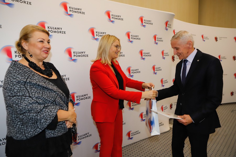 Wizyta kujawsko-pomorskich medalistów 8. Halowych Mistrzostw Świata w Lekkiej Atletyce Masters w Urzędzie Marszałkowskim, fot. Mikołaj Kuras