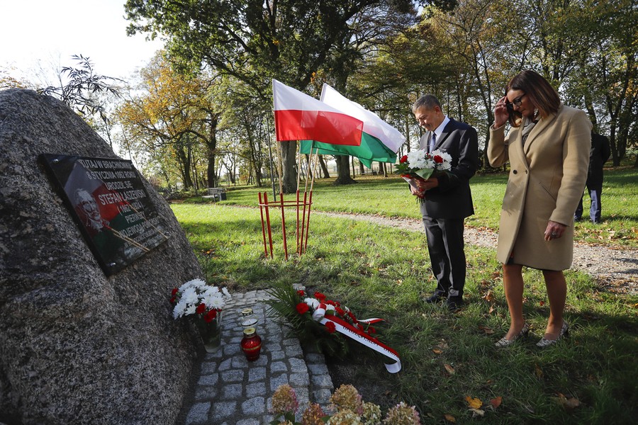 Ceremonia złożenia kwiatów pod poświęconą Stefanowi Łaszewskiemu tablicą pamiątkową w Brąchnówku