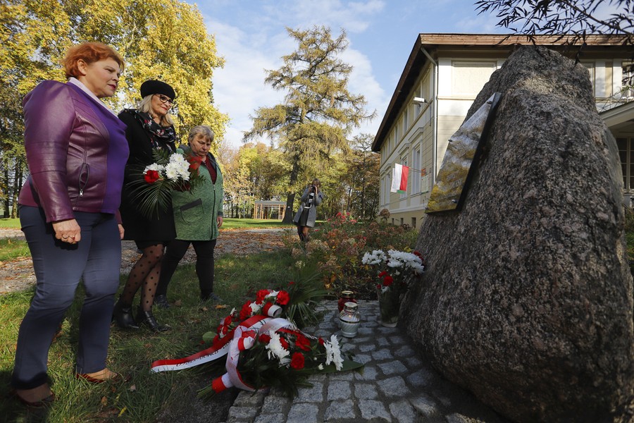 Ceremonia złożenia kwiatów pod poświęconą Stefanowi Łaszewskiemu tablicą pamiątkową w Brąchnówku