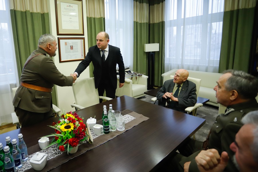 Maksymilian Kasprzak spotkał się dziś (25 października ) z marszałkiem Piotrem Całbeckim, fot. Mikołaj Kuras