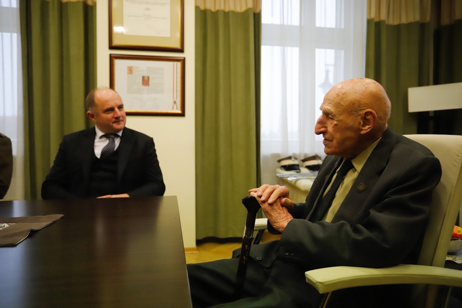 Maksymilian Kasprzak spotkał się dziś (25 października ) z marszałkiem Piotrem Całbeckim, fot. Mikołaj Kuras