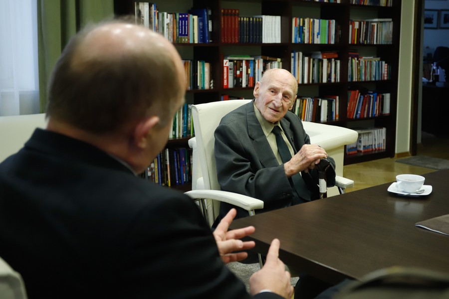 Maksymilian Kasprzak spotkał się dziś (25 października ) z marszałkiem Piotrem Całbeckim, fot. Mikołaj Kuras