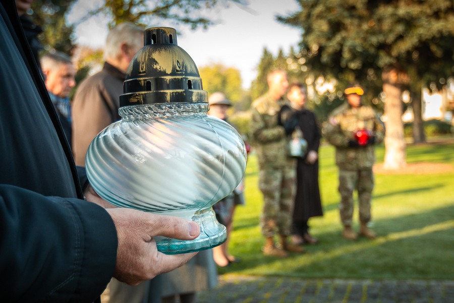 Zapalenie zniczy pod pomnikiem Pamięci Ofiar Zbrodni Pomorskiej 1939, fot. Szymon Zdziebło/tarantoga.pl
