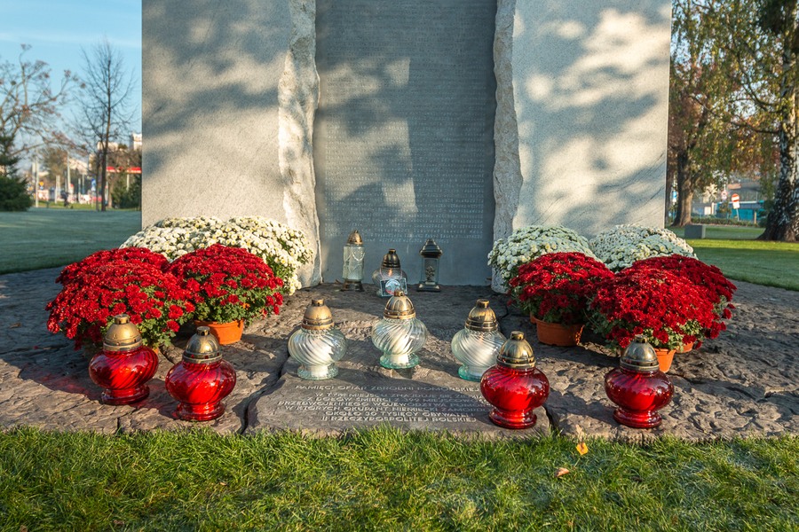 Zapalenie zniczy pod pomnikiem Pamięci Ofiar Zbrodni Pomorskiej 1939, fot. Szymon Zdziebło/tarantoga.pl