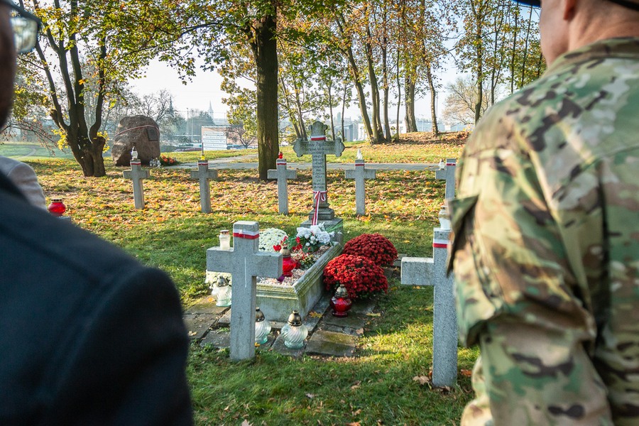 Kwesta na toruńskim cmentarzu św. Jerzego, fot. Szymon Zdziebło/tarantoga.pl