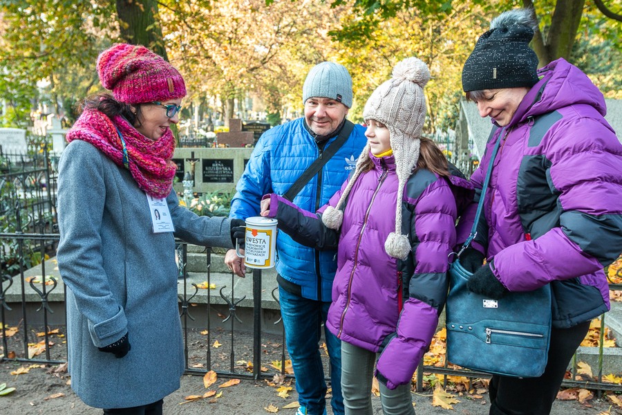 Kwesta na toruńskim cmentarzu św. Jerzego, fot. Szymon Zdziebło/tarantoga.pl