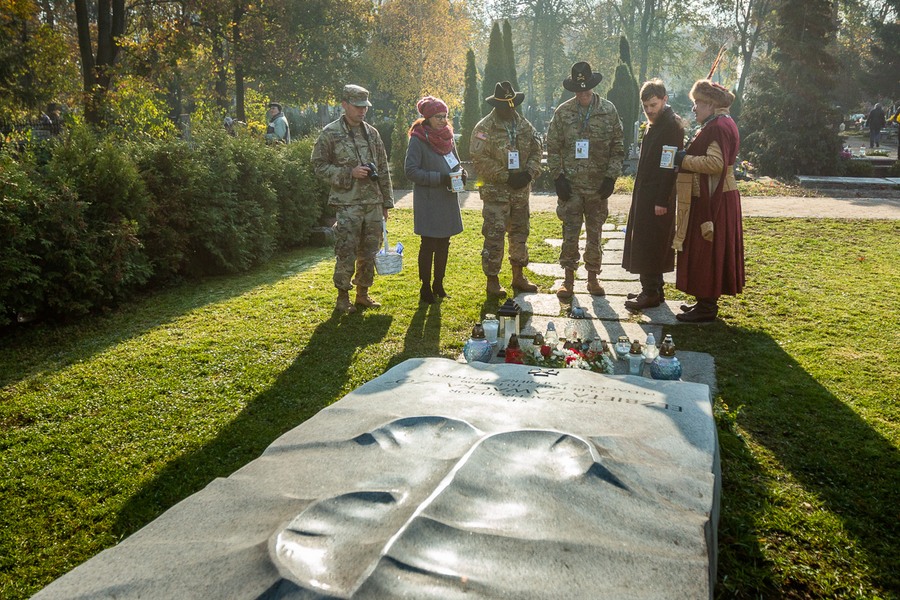 Kwesta na toruńskim cmentarzu św. Jerzego, fot. Szymon Zdziebło/tarantoga.pl