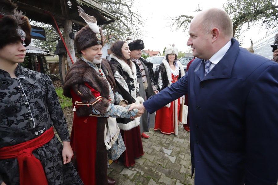 Wizyta marszałka Piotra Całbeckiego w ostoi Chorągwi Husarskiej Województwa Kujawsko-Pomorskiego w Watorowie, fot. Mikołaj Kuras