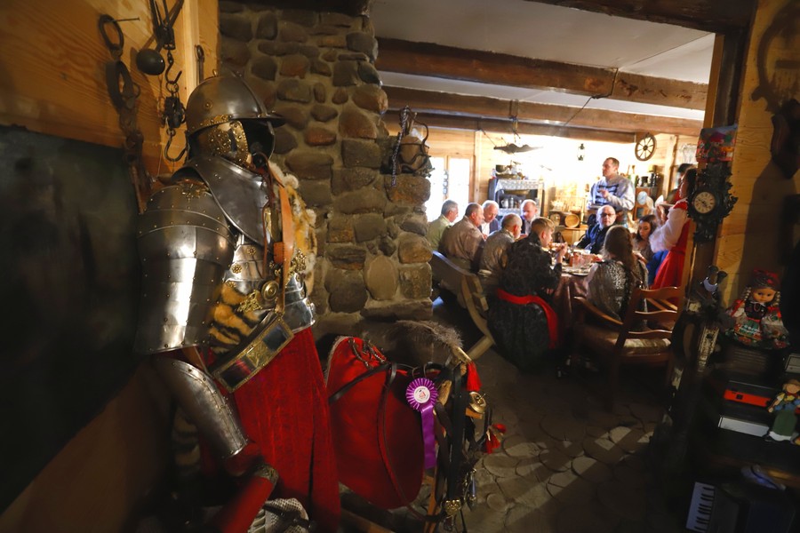 Wizyta marszałka Piotra Całbeckiego w ostoi Chorągwi Husarskiej Województwa Kujawsko-Pomorskiego w Watorowie, fot. Mikołaj Kuras