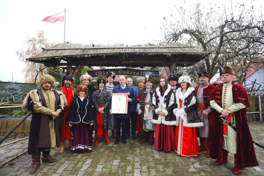 Wizyta marszałka Piotra Całbeckiego w ostoi Chorągwi Husarskiej Województwa Kujawsko-Pomorskiego w Watorowie, fot. Mikołaj Kuras