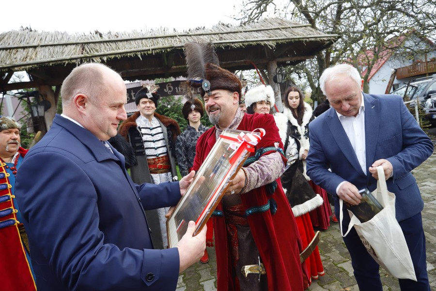 Wizyta marszałka Piotra Całbeckiego w ostoi Chorągwi Husarskiej Województwa Kujawsko-Pomorskiego w Watorowie, fot. Mikołaj Kuras